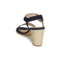 Betty London JIKOTIFE